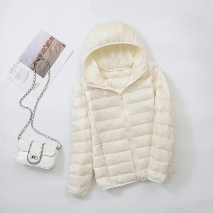 Steppjacke für Damen in Weiß mit warmer Kapuze, praktischem Reißverschluss und Wendefunktion