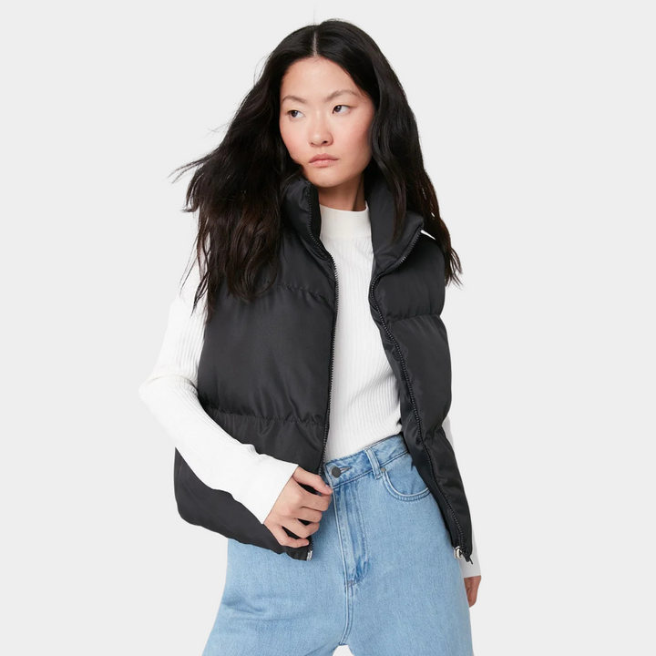 Steppweste in Schwarz mit Reißverschlussfront, hohem Kragen und leichter Polsterung für Damen.