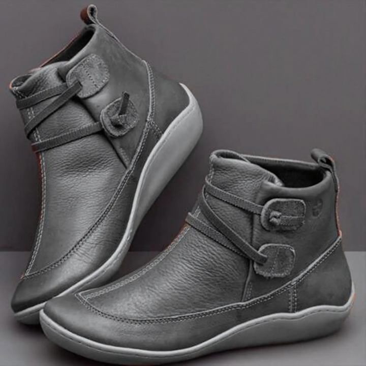Stiefel mit strukturierter Schulterpartie, tailliertem Schnitt und funktionalem Reißverschlussdesign für Damen.
