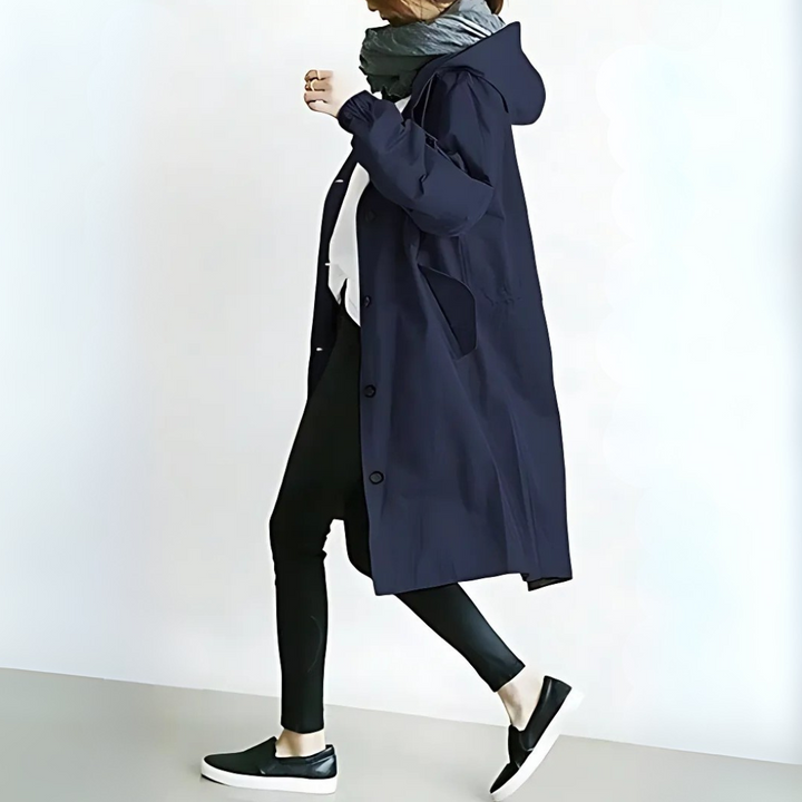 Trenchcoat in Marineblau mit wasserabweisender Oberfläche, weiten Ärmeln mit Gummizug und praktischer Kapuze für Damen.