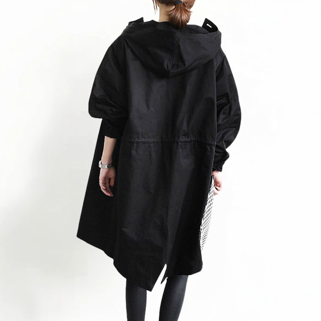 Trenchcoat in Schwarz mit wasserabweisender Oberfläche, weiten Ärmeln mit Gummizug und praktischer Kapuze für Damen.