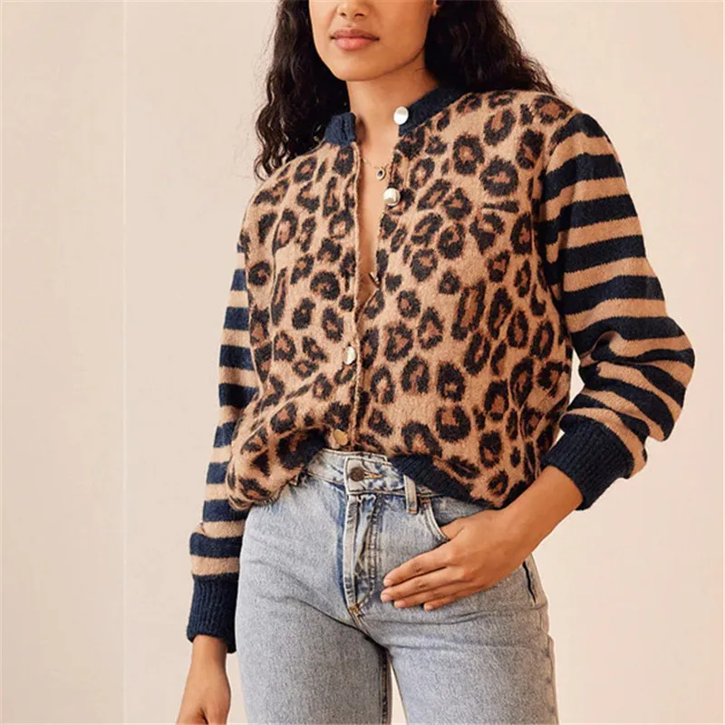 Dunkelblauer Strick-Cardigan mit Leopardenmuster und klassischen Details – elegant und vielseitig