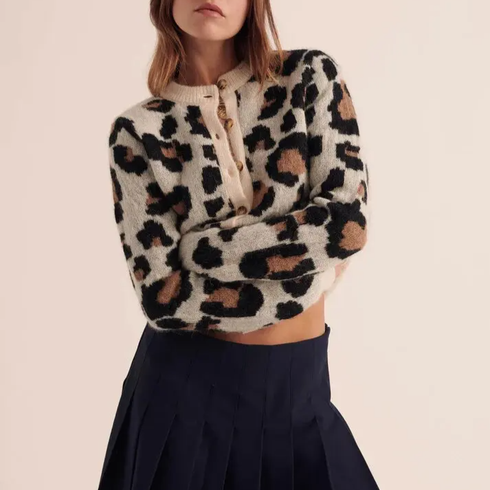 Weißer Strick-Cardigan mit Leopardenmuster in Kontrastfarben – modern und feminin