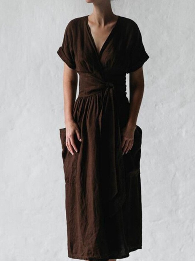 Braunes Leinenkleid im Wickelstil – natürlich, schlicht und zeitlos