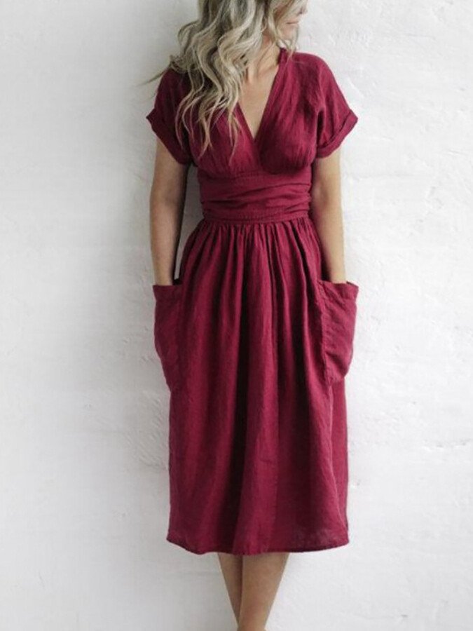Rotes Wickelkleid aus Leinen mit Gürtel – auffällig, modern und feminin