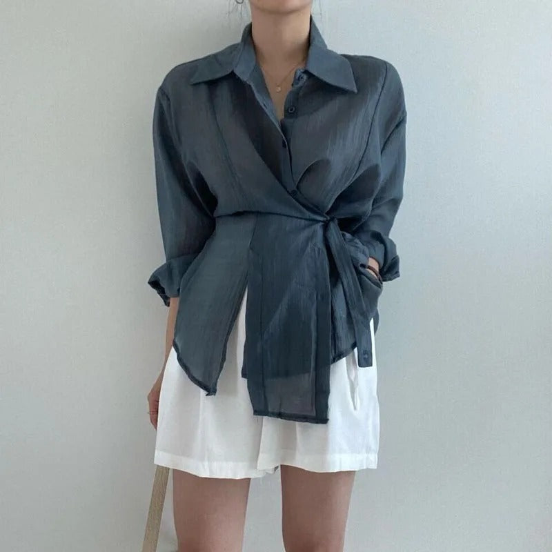 Weichem Stoff Marineblau Langarmbluse für Damen mit Taillenknoten – elegante Damenbluse mit langen Ärmeln.