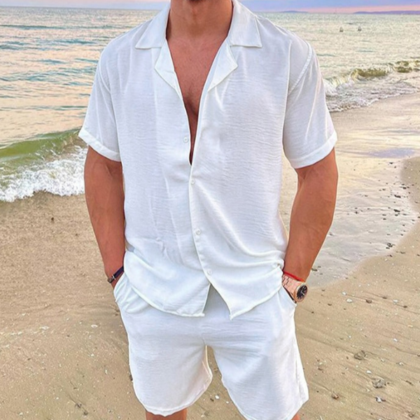 Weißes Herrenset mit Kurzarmhemd und Shorts leichtes Luftiges Zweiteiliges Set perfekt für den Strand

