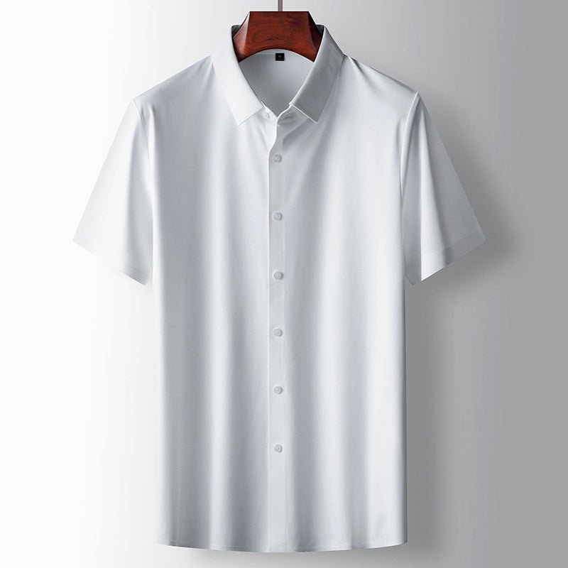 Weißes Herren-Polohemd mit klarer Linie – ein gepflegtes Business-Polohemd für formelle Anlässe