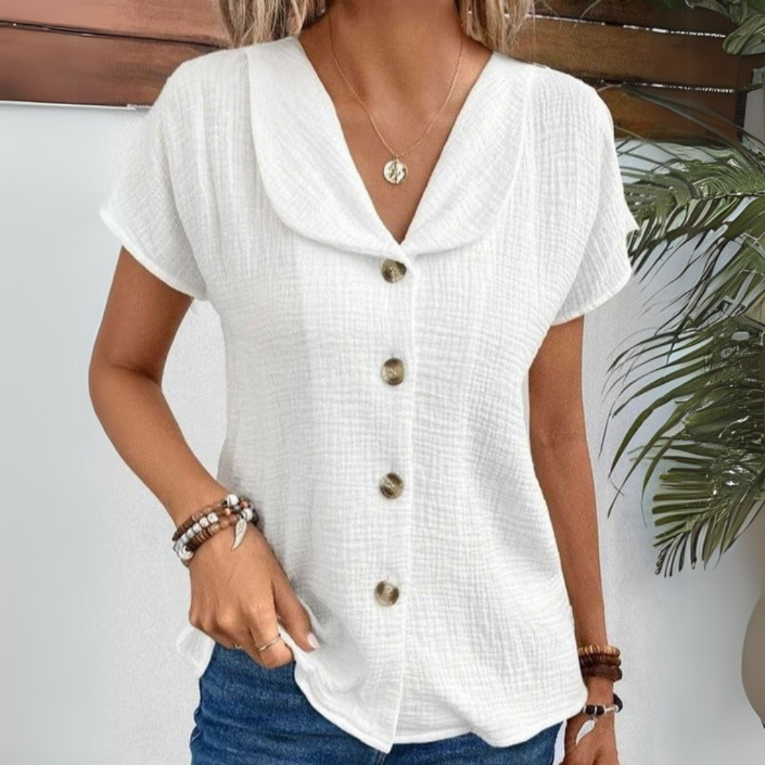 Raffiniertes Kurzarm Damentop in Weiß mit V-Ausschnitt und stilvoller Knopfleiste – ideal für den sommerlichen Alltagslook.