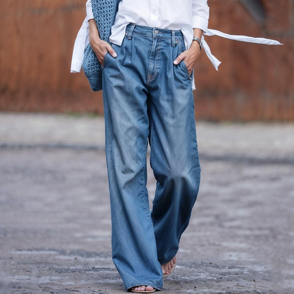 Damenjeans mit weitem Bein, getragen von Frau im Freien.