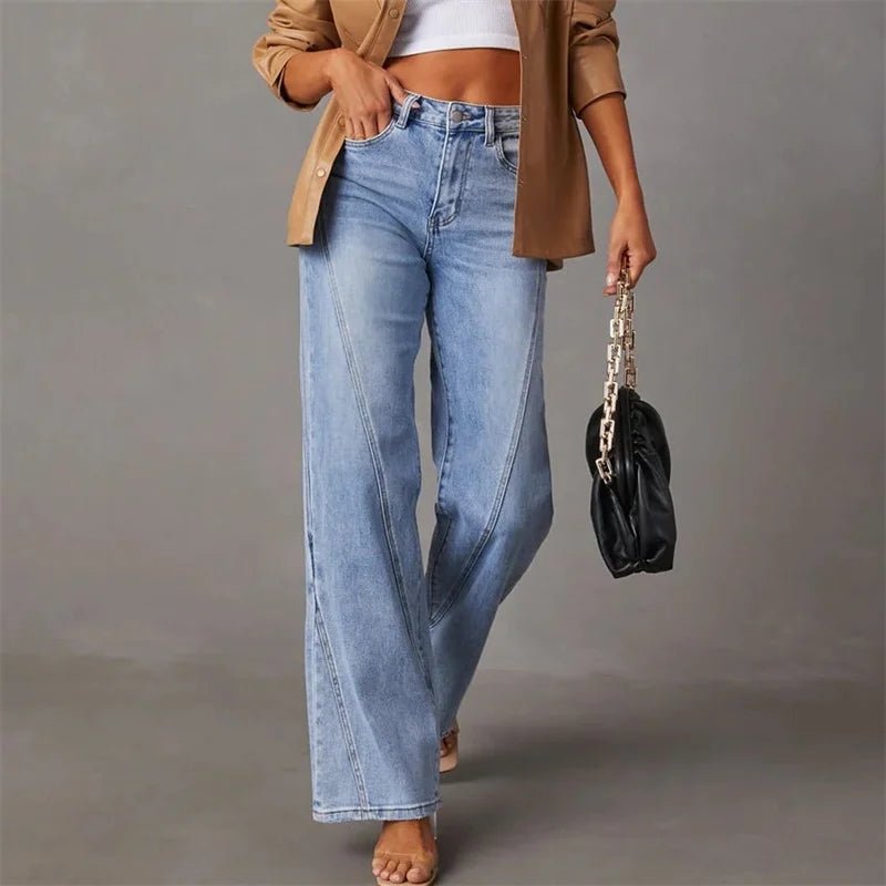 Stilvolle Damenjeans mit weitem Bein und modernem Schnitt als schmeichelhafte Schlag-Jeans