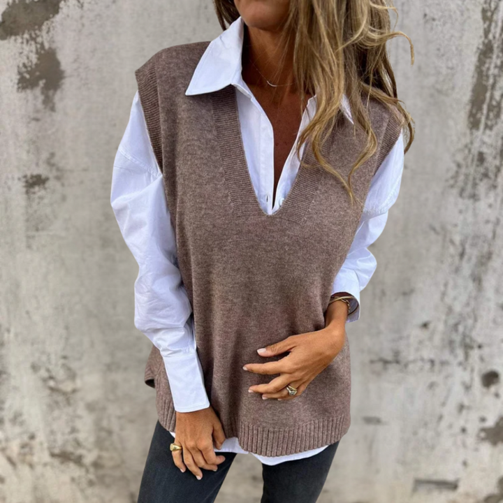 Grau-braune Weste für Damen mit tiefem V-Ausschnitt, Rippbündchen und ärmellosem Stil.