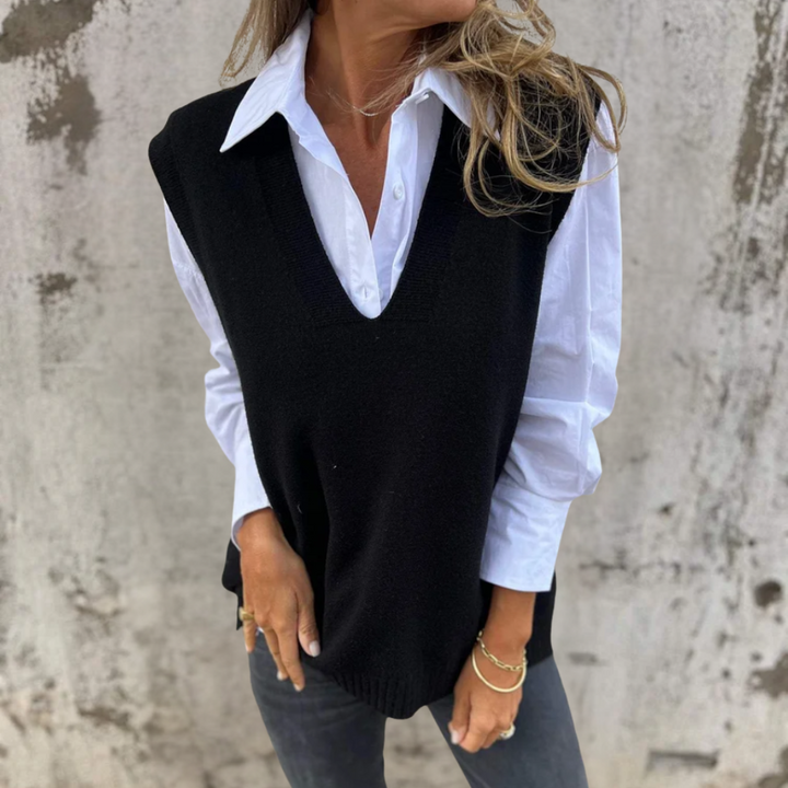 Schwarze Damenweste mit tiefem V-Ausschnitt, feinen Rippbündchen und ärmellosem Design.