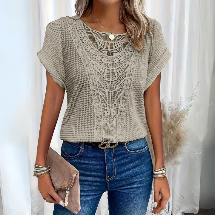 Zorina graues Boho elegantes Spitzen-Top für Damen, mit weichem Grauton und schönen Spitzen-Details für eine entspannte boho-inspirierte Stimmung