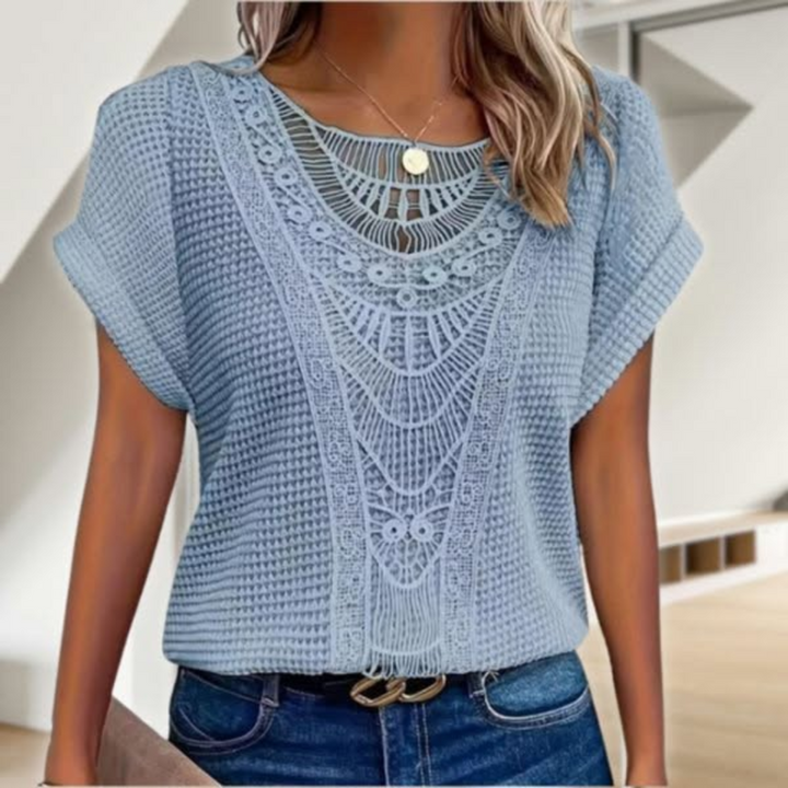 Zorina hellblaues Boho elegantes Spitzen-Top für Damen, mit sanftem Hellblau und luftigen Spitzen-Akzenten für einen leichten, luftigen Look